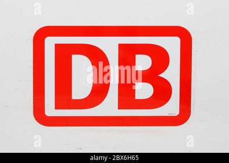 Stuttgart, 22. April 2020: DB Deutsche Bahn Logo Deutsche Bahn auf ICE 3-Bahn an der Stuttgarter Hauptbahnhof. Stockfoto