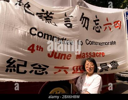 Protestierende feiern den 20. Jahrestag des Tiananmen Platzes vor der chinesischen Botschaft in London Stockfoto