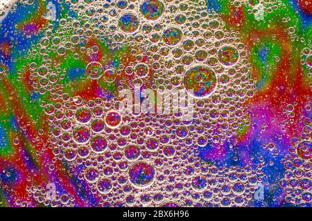 Farbenfroher Hintergrund mit Blasen. Abstrakter Hintergrund. Nahaufnahme. Stockfoto