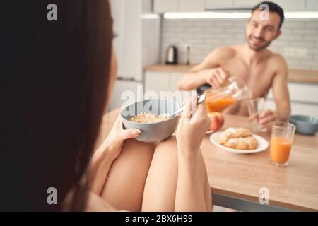 Junge liebevolle Paar Frühstück in der Küche zusammen Stockfoto