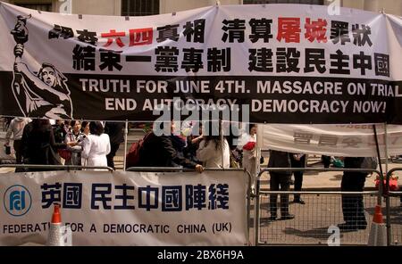 Protestierende feiern den 20. Jahrestag des Tiananmen Platzes vor der chinesischen Botschaft in London Stockfoto