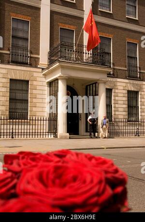 Protestierende feiern den 20. Jahrestag des Tiananmen Platzes vor der chinesischen Botschaft in London Stockfoto