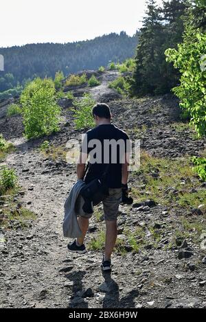 Tourist Wandern auf Bergpfad in den Bergen Stockfoto