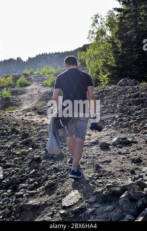 Tourist Wandern auf Bergpfad in den Bergen Stockfoto