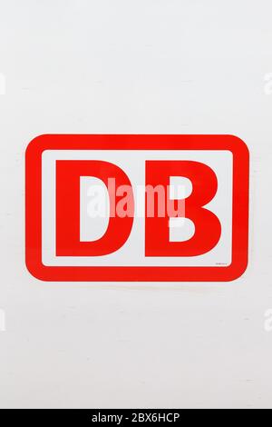 Stuttgart, 22. April 2020: DB Deutsche Bahn Logo Deutsche Bahn auf ICE 3-Bahn am Stuttgarter Hauptbahnhof im deutschen Hochformat. Stockfoto