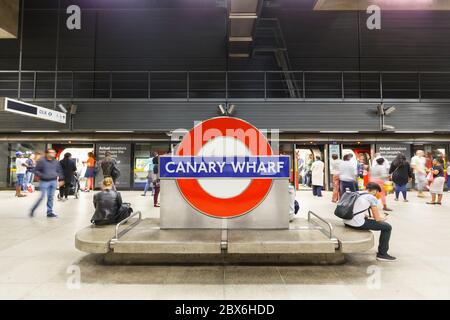 London, Großbritannien - 9. Juli 2019: U-Bahnstation London Metro Symmetry Canary Wharf Jubilee Line in Großbritannien. Stockfoto
