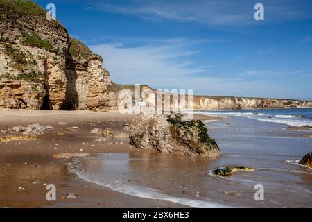 Marsden Cliffs & „Lots Wife“ (iv), Marsden Bay, South Shields Stockfoto