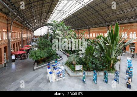 Madrid, Spanien - 21. November 2019: Bahnhof Madrid Atocha Renfe in Spanien. Stockfoto