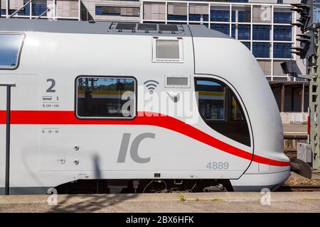 Stuttgart, 22. April 2020: Doppelstockzuglokomotive IC2 Intercity 2 am Stuttgarter Hauptbahnhof. Stockfoto