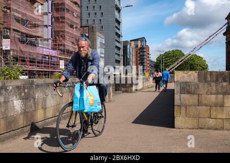 Glasgow, Schottland, Großbritannien. Juni 2020. Ein Radfahrer auf dem Clydeside Gehweg. Die schottische Regierung kündigte am 28. Mai eine Lockerung der Sperrregeln für das Coronavirus an. Kredit: Skully/Alamy Live News Stockfoto