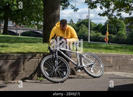 Glasgow, Schottland, Großbritannien. Juni 2020. Ein Radfahrer auf dem Clydeside Gehweg. Die schottische Regierung kündigte am 28. Mai eine Lockerung der Sperrregeln für das Coronavirus an. Kredit: Skully/Alamy Live News Stockfoto