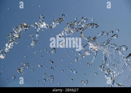 Wasser springt in den Himmel. Canosa DP, Apulien. Italien Stockfoto