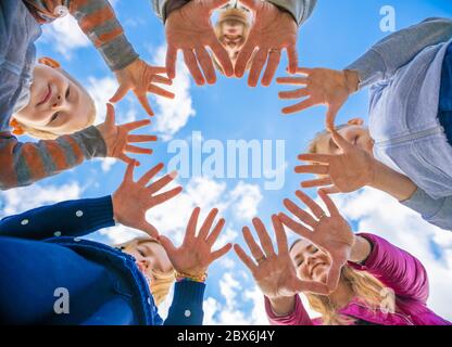 Eine freundliche Großfamilie macht aus den Handflächen einen Kreis. Stockfoto