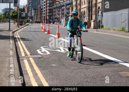 Glasgow, Schottland, Großbritannien. Juni 2020. Ein Radfahrer auf der Clyde Street. Die schottische Regierung kündigte am 28. Mai eine Lockerung der Sperrregeln für das Coronavirus an. Kredit: Skully/Alamy Live News Stockfoto