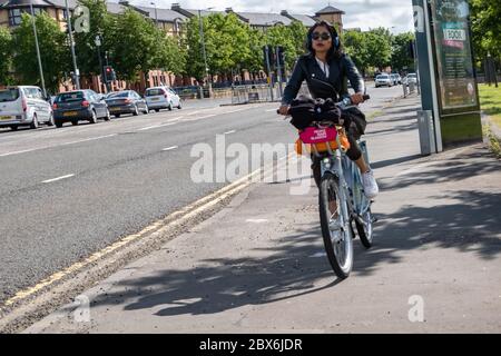 Glasgow, Schottland, Großbritannien. Juni 2020. Ein Radfahrer auf der Crown Street. Die schottische Regierung kündigte am 28. Mai eine Lockerung der Sperrregeln für das Coronavirus an. Kredit: Skully/Alamy Live News Stockfoto