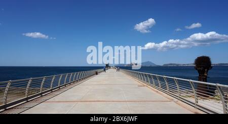 Das Pontile Nord ist ein Spaziergang am Meer in Neapel Stockfoto