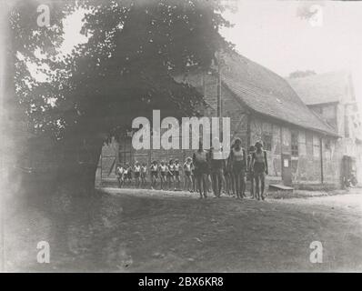 BDM im Sommerlager Heinrich Hoffmann fotografiert 1933 Adolf Hitlers offizieller Fotograf und ein Nazi-Politiker und Verleger, der Mitglied des intime Kreises Hitlers war. Stockfoto