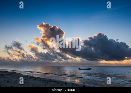 Wolken bilden sich bei Sonnenaufgang mit Wolken Stockfoto
