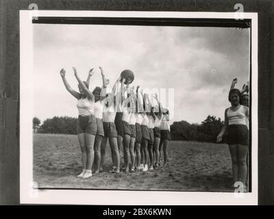 BDM im Sommerlager Heinrich Hoffmann fotografiert 1933 Adolf Hitlers offizieller Fotograf und ein Nazi-Politiker und Verleger, der Mitglied des intime Kreises Hitlers war. Stockfoto