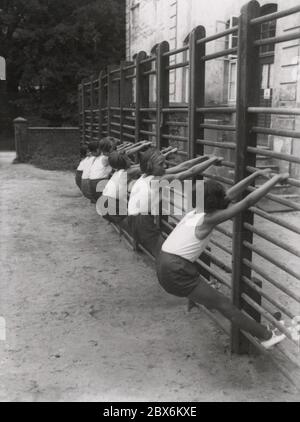 BDM im Sommerlager Heinrich Hoffmann fotografiert 1933 Adolf Hitlers offizieller Fotograf und ein Nazi-Politiker und Verleger, der Mitglied des intime Kreises Hitlers war. Stockfoto