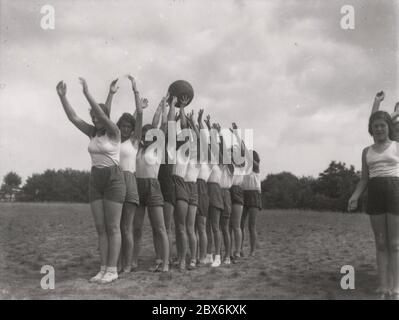 BDM im Sommerlager Heinrich Hoffmann fotografiert 1933 Adolf Hitlers offizieller Fotograf und ein Nazi-Politiker und Verleger, der Mitglied des intime Kreises Hitlers war. Stockfoto