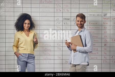 Fröhliche Büroangestellte posieren für die Kamera Stockfoto