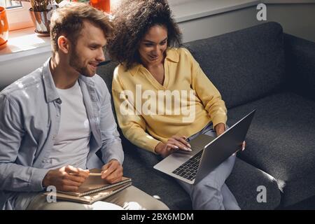 Frau und ihre Mitarbeiterin sitzen auf dem Sofa Stockfoto