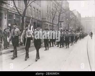 beerdigungsmarsch der SS-Norm Heinrich Hoffmann fotografiert 1933 Adolf Hitlers offizieller Fotograf und ein Nazi-Politiker und Verleger, der ein Mitglied des intime Kreise Hitlers war. Stockfoto