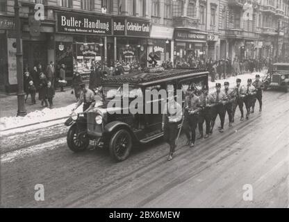 beerdigungsmarsch der SS-Norm Heinrich Hoffmann fotografiert 1933 Adolf Hitlers offizieller Fotograf und ein Nazi-Politiker und Verleger, der ein Mitglied des intime Kreise Hitlers war. Stockfoto