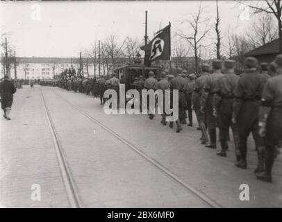 beerdigungsmarsch der SS-Norm Heinrich Hoffmann fotografiert 1933 Adolf Hitlers offizieller Fotograf und ein Nazi-Politiker und Verleger, der ein Mitglied des intime Kreise Hitlers war. Stockfoto