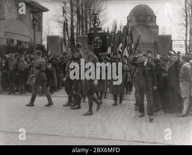 beerdigungsmarsch der SS-Norm Heinrich Hoffmann fotografiert 1933 Adolf Hitlers offizieller Fotograf und ein Nazi-Politiker und Verleger, der ein Mitglied des intime Kreise Hitlers war. Stockfoto