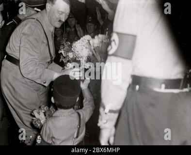 Hitler mit Kind. Heinrich Hoffmann fotografiert 1933 Adolf Hitlers offizieller Fotograf und Nazi-Politiker und Verleger, der Mitglied des intime Kreises Hitlers war. Stockfoto