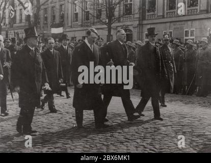 Staatsgesetz zur Eröffnung des Deutschen Reichstages in der Garnisonskirche in Potsdam am 21. März 1933. Goeboels, Hitler, von Papen auf dem Weg zur Kirche. Heinrich Hoffmann fotografiert 1933 Adolf Hitlers offizieller Fotograf und Nazi-Politiker und Verleger, der Mitglied des intime Kreises Hitlers war. Stockfoto