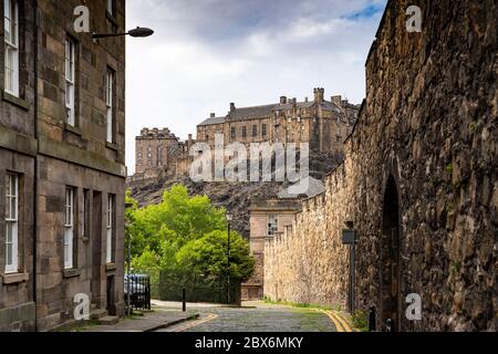 Blick auf Edinburgh Castle von der Flodden Wall in Edinburgh, Schottland, Großbritannien Stockfoto