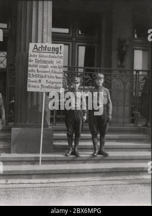 SA-Position vor der Berliner Börse. Heinrich Hoffmann fotografiert 1933 Adolf Hitlers offizieller Fotograf und Nazi-Politiker und Verleger, der Mitglied des intime Kreises Hitlers war. Stockfoto