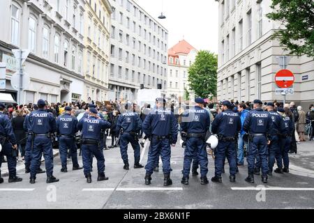 Wien, Österreich. Juni 2020. Black Lives Matter Demonstration in Wien. Die Demonstranten versammelten sich vor der amerikanischen Botschaft und gingen von dort in die Innenstadt. Quelle: Franz Perc / Alamy Live News Stockfoto