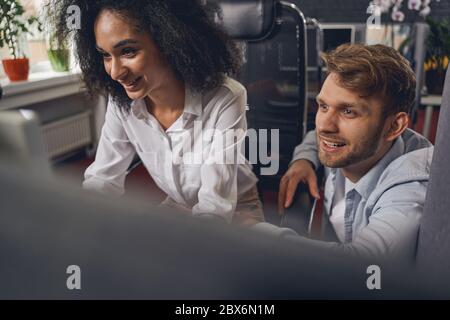 Zwei Kollegen blicken auf den Computermonitor Stockfoto