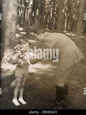 Hitler mit Kind. Heinrich Hoffmann fotografiert 1933 Adolf Hitlers offizieller Fotograf und Nazi-Politiker und Verleger, der Mitglied des intime Kreises Hitlers war. Stockfoto