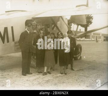 Familie Goebbels auf dem Flugplatz Heinrich Hoffmann fotografiert 1933 Adolf Hitlers offizieller Fotograf und ein Nazi-Politiker und Verleger, der in Hitlers intimem Kreis war. Stockfoto