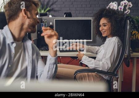 Zwei junge Büroangestellte, die ein Gespräch führen Stockfoto