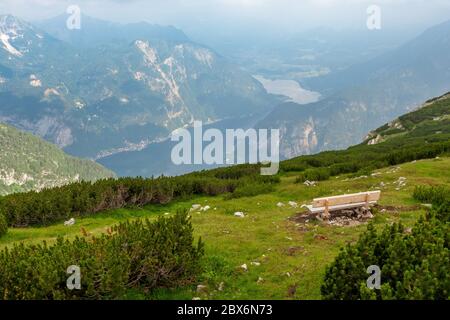 Atemberaubende Aussicht auf den Hallstättersee im Salzkammergut, OÖ, Österreich, vom Gipfel des Krippensteins aus gesehen Stockfoto