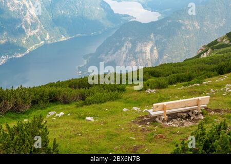 Atemberaubende Aussicht auf den Hallstättersee im Salzkammergut, OÖ, Österreich, vom Gipfel des Krippensteins aus gesehen Stockfoto