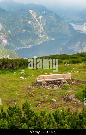 Atemberaubende Aussicht auf den Hallstättersee im Salzkammergut, OÖ, Österreich, vom Gipfel des Krippensteins aus gesehen Stockfoto