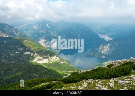 Atemberaubende Aussicht auf den Hallstättersee im Salzkammergut, OÖ, Österreich, vom Gipfel des Krippensteins aus gesehen Stockfoto