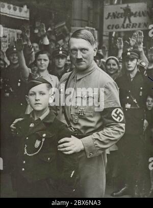 Hitler mit Kind. Heinrich Hoffmann fotografiert 1933 Adolf Hitlers offizieller Fotograf und Nazi-Politiker und Verleger, der Mitglied des intime Kreises Hitlers war. Stockfoto