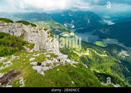 Atemberaubende Aussicht auf den Hallstättersee im Salzkammergut, OÖ, Österreich, vom Gipfel des Krippensteins aus gesehen Stockfoto