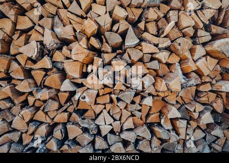 Wand Brennholz, Hintergrund der trockenen gehackt Brennstämme in einem Stapel Stockfoto