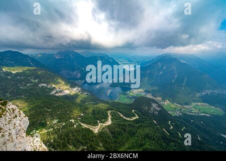 Atemberaubende Aussicht auf den Hallstättersee im Salzkammergut, OÖ, Österreich, vom Gipfel des Krippensteins aus gesehen Stockfoto