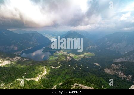 Atemberaubende Aussicht auf den Hallstättersee im Salzkammergut, OÖ, Österreich, vom Gipfel des Krippensteins aus gesehen Stockfoto