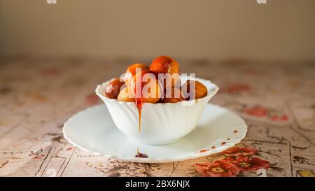 Heißer hausgemachtes Gulab Jamun mit Datteln Sirup oder Honig, Gulab Jamun ist ein köstliches Dessert Stockfoto